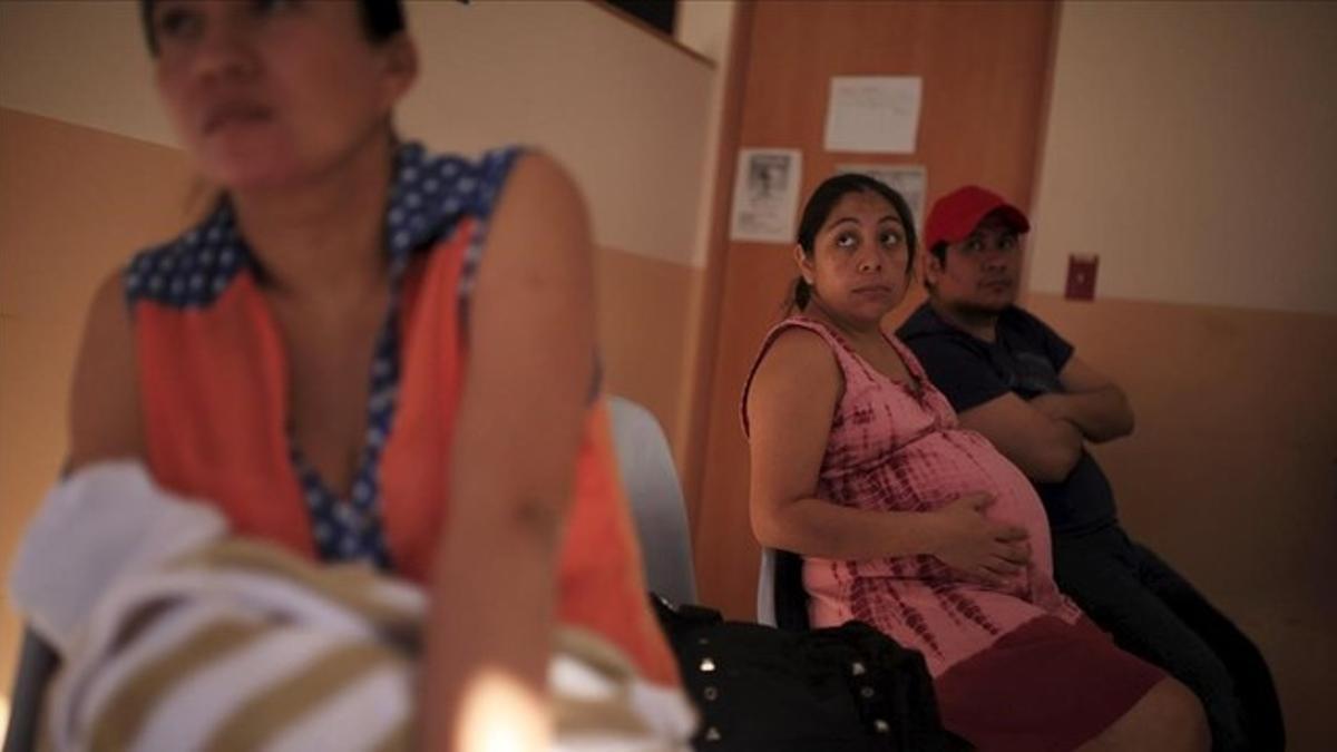 Una mujer embarazada espera para ser atendida en un hospital de San Salvador, capital de El Salvador, el 29 de enero.