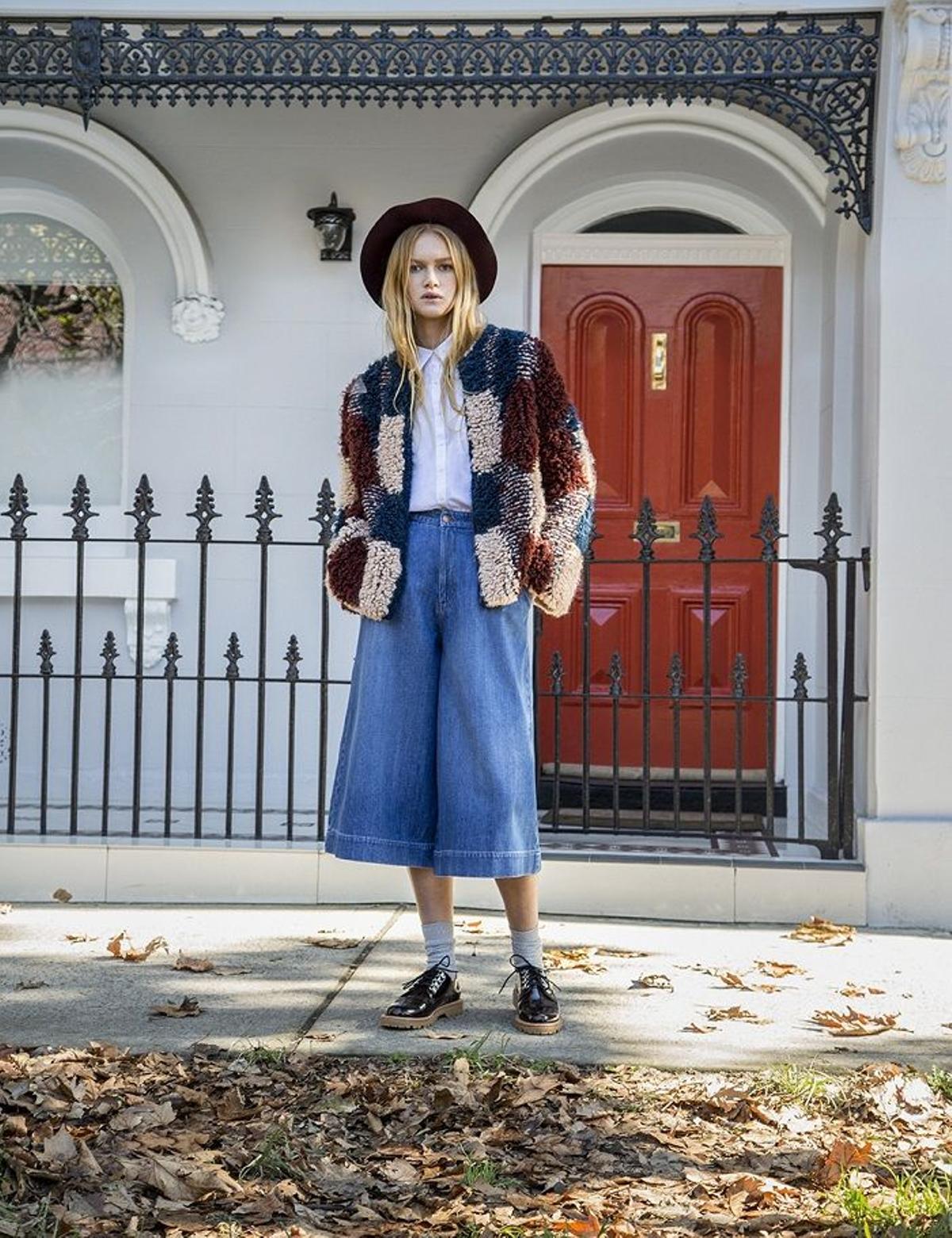 Falda vaquera con chaqueta patchwok con colores otoñales de Pull&amp;Bear