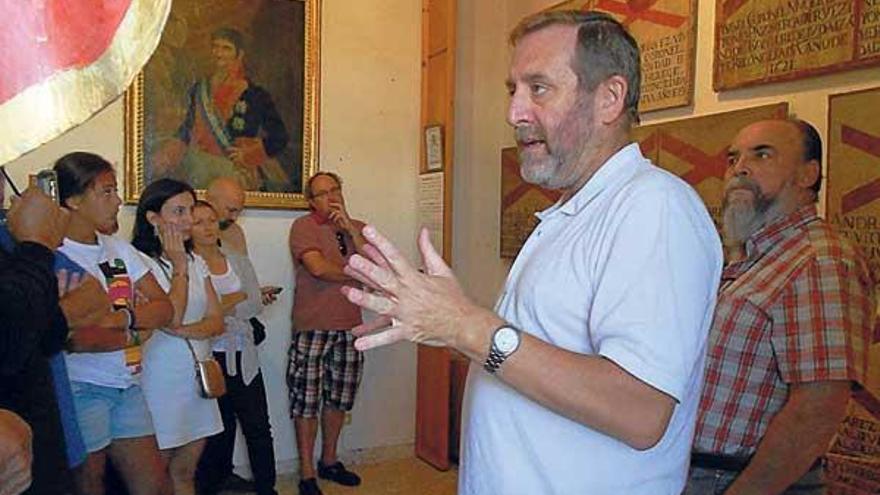 Rafael Sánchez Bargiela explica a los visitantes la historia de los &quot;sambenitos&quot;, ayer, en la catedral.  // E.G.