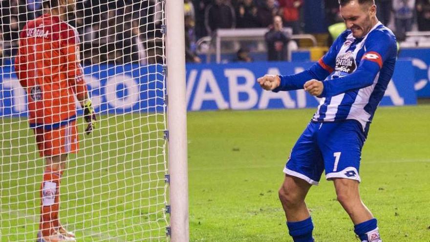 Lucas celebra un gol ante Sergio, en el último derbi en Riazor.