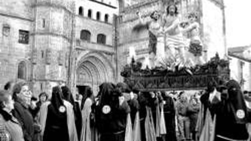 150 cofrades de la Santa y Vera Cruz procesionan en Coria