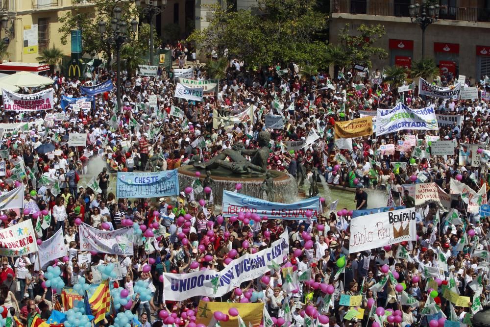 Cientos de alicantinos, en la protesta contra Marzà en Valencia