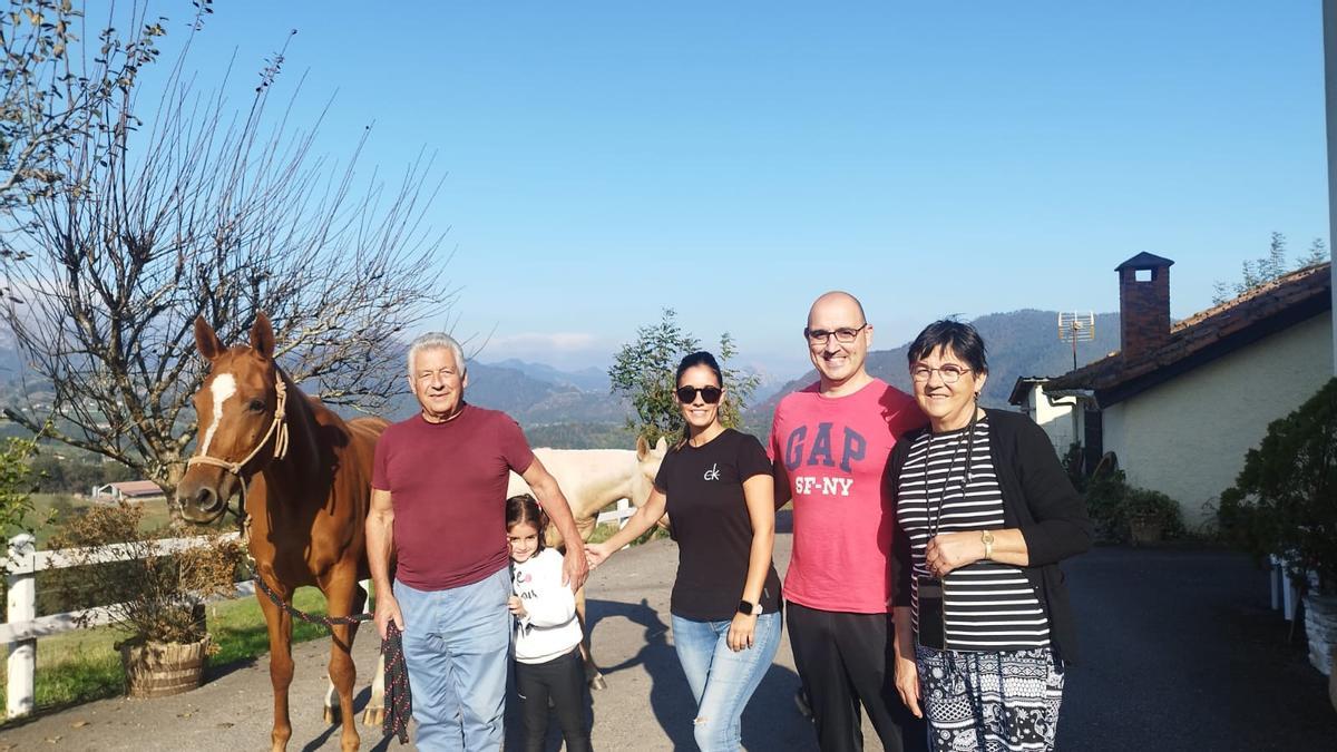 Juan Antonio Tamés, su nieta Lara, su hija Begoña, su yerno Eduardo y su mujer Begoña