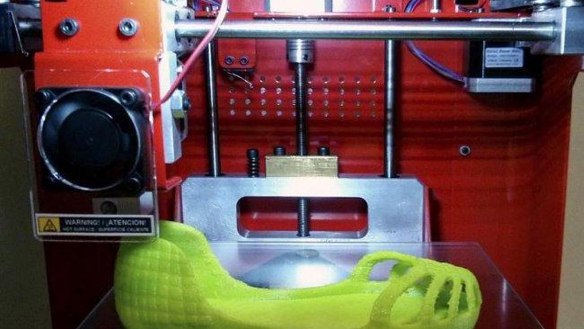 En la imagen, fabricación de unas zapatillas con una impresora 3D.