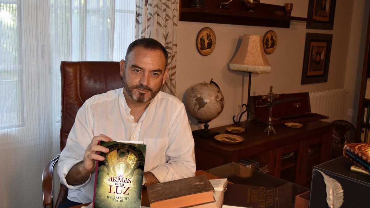 Jesús Sánchez Adalid muestra su nueva novela ‘Las armas de la luz’.
