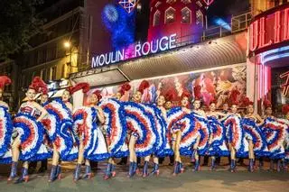 El Moulin Rouge saca el cancán a la calle para celebrar sus nuevas aspas