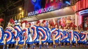 El Moulin Rouge saca el cancán a la calle para festejar sus nuevas aspas