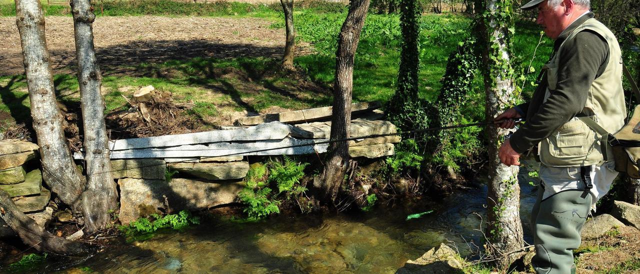 Imagen de archivo de un pescador en el río Armenteira.