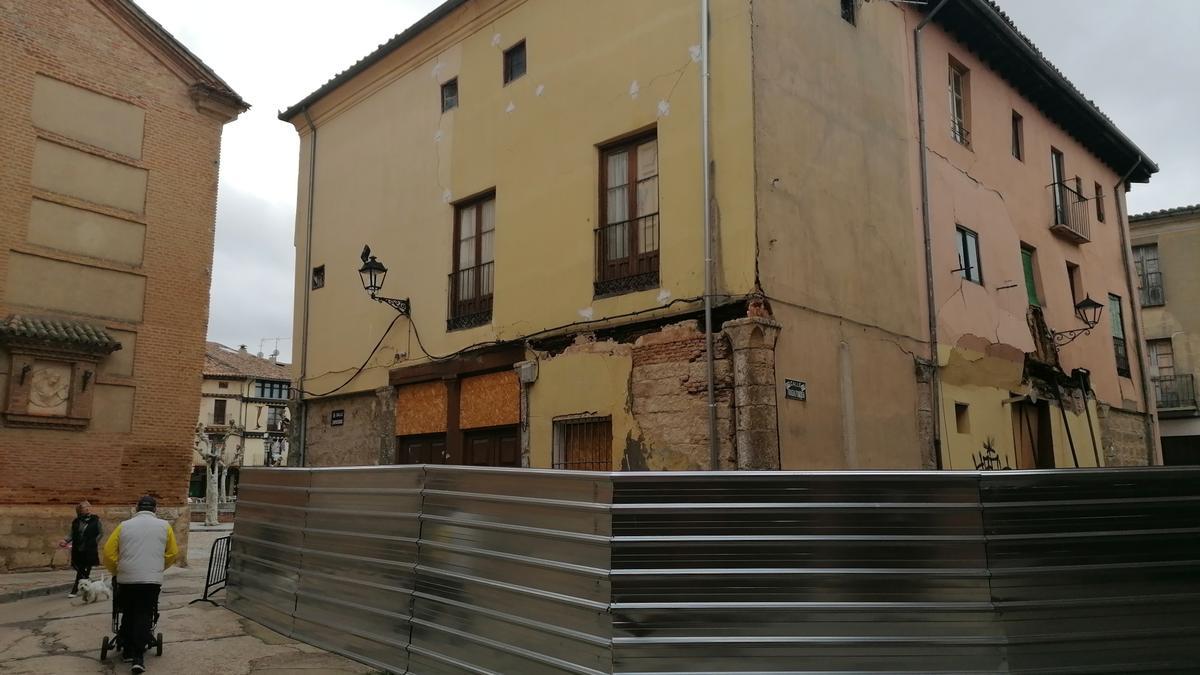 Edificio "Carnicerías" vallado para evitar posibles incidentes