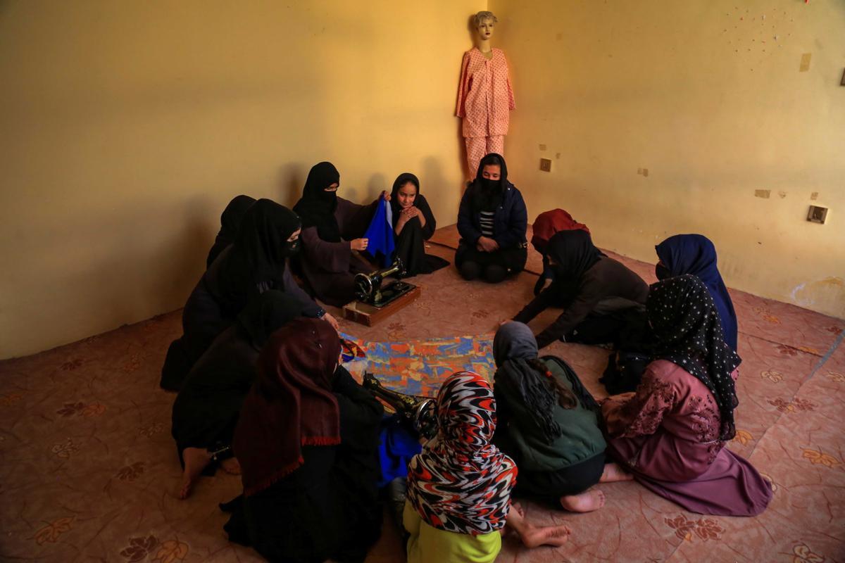 Una escuela gratuita recibe a las mujeres en Kabul, expulsadas por los talibanes