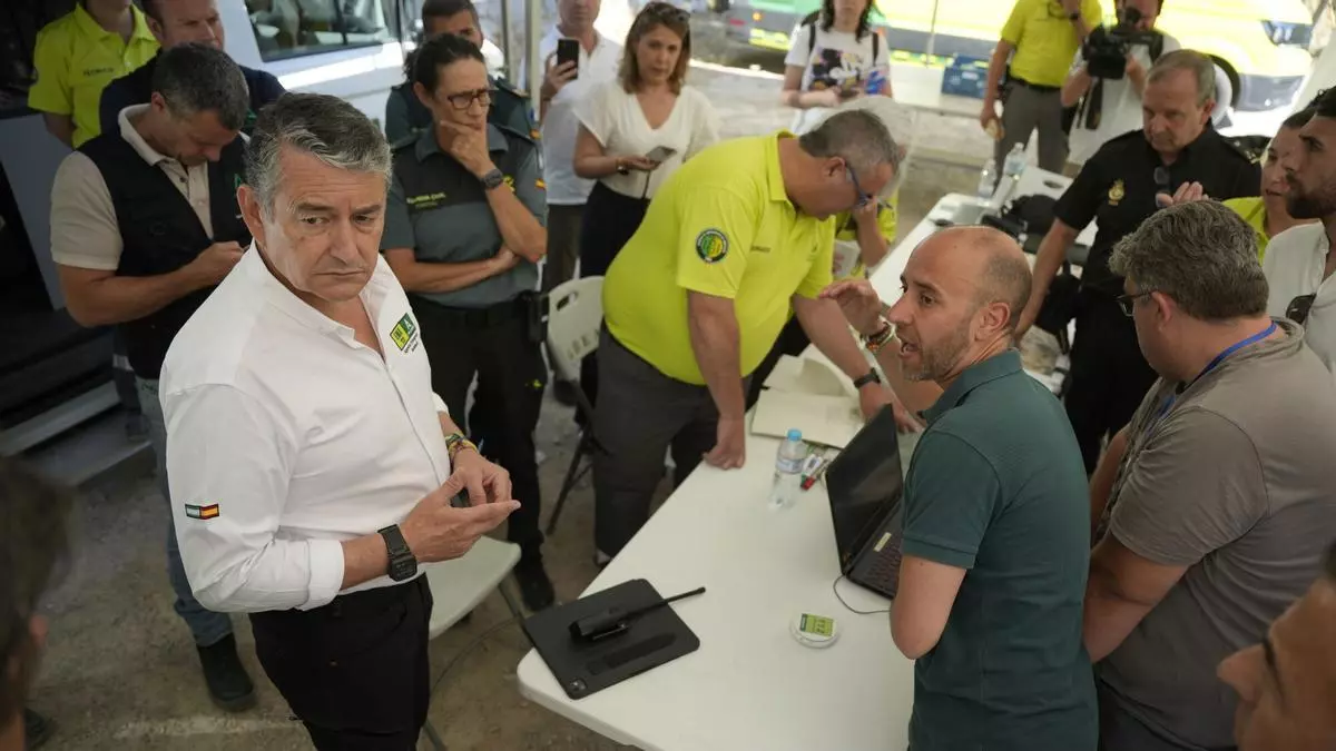 Grazalema respira tras la estabilización del incendio y el regreso de los vecinos a sus casas: "Para la extinción total llevará días"