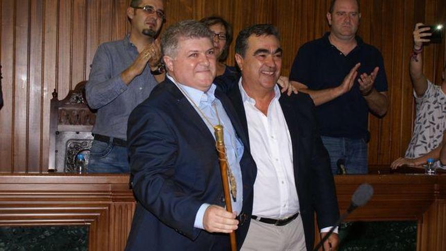 El actual alcalde tras recibir el bastón de mando de manos del exregidor Jesús Navarro.