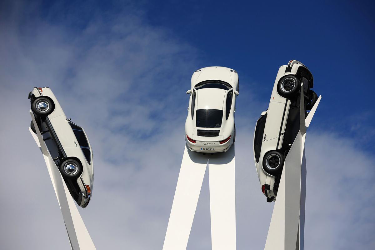 Los empleados trabajan en las carrocerías de los automóviles de lujo Porsche Taycan totalmente eléctricos en la línea de producción de la fábrica de Porsche AG en Stuttgart, Alemania.