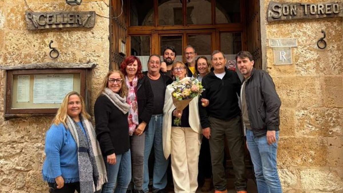 La familia Fuster Alomar recibió la visita del alcalde y varias regidoras del Ayuntamiento hace unos días, con motivo del traspaso.