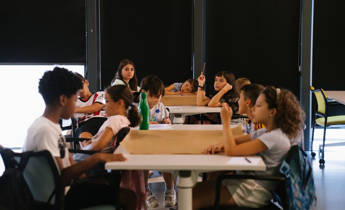 Los pequeños y pequeñas en una de las clases del taller.