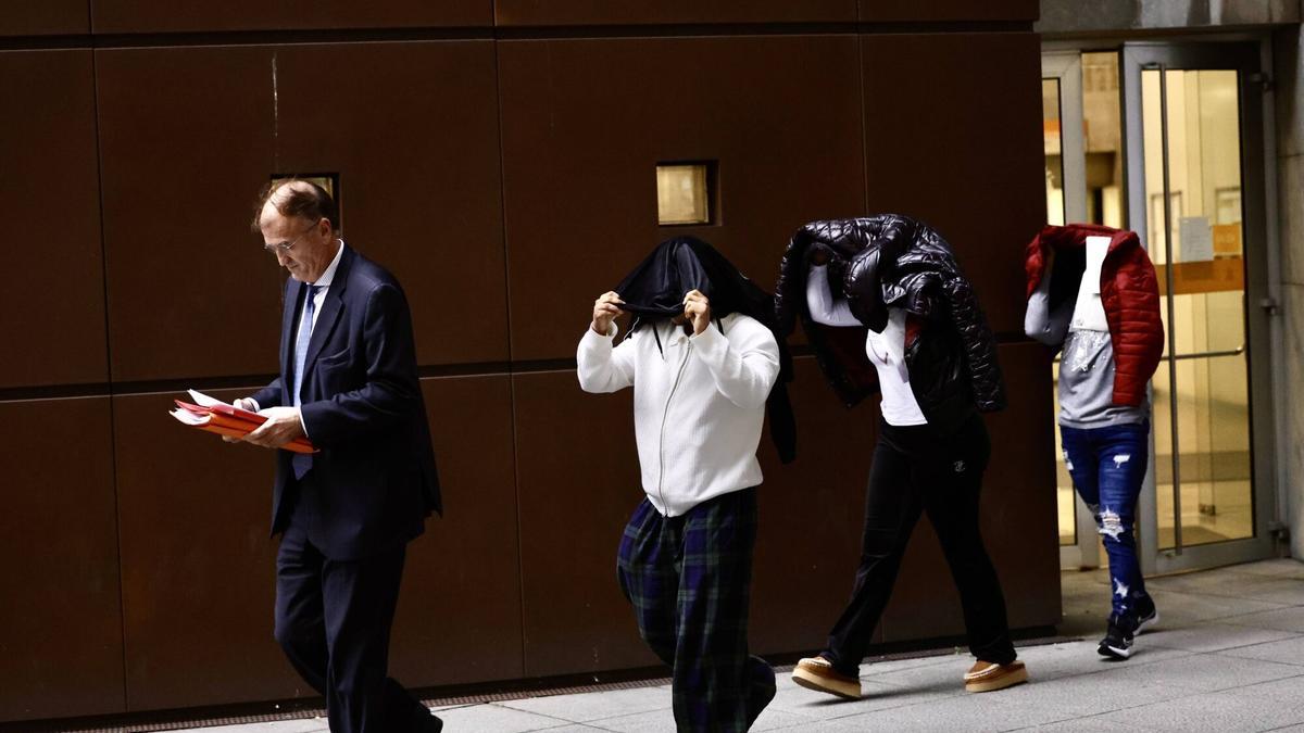 VÍDEO: Los supuestos narcos de Gijón a su salida del juzgado