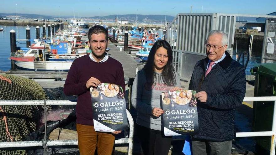 Xosé Leal, Silvia Carballo e Xosé González, onte na presentación diante do porto de Bueu. // G.Núñez