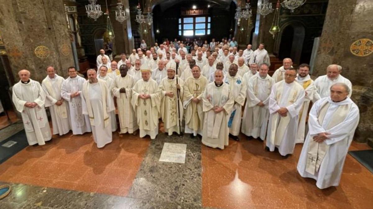 Bernardito Auza (centro), durante su visita a la Mare de Déu de Lluc. | OBISPADO