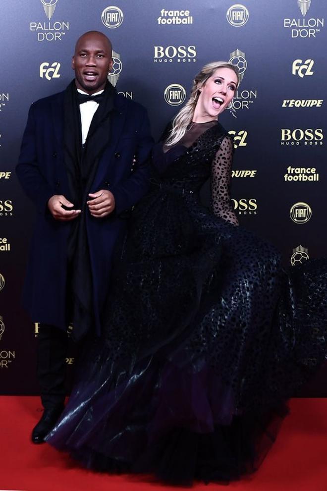 Didier Drogba y Sandy Heribert llegan a la gala del Balon de Oro France Football 2019 en el Chatelet Theatre en Paris.