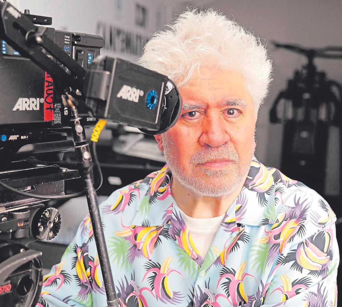 Pedro Almodóvar, retratado durante el rodaje de ‘Amarga Navidad’.