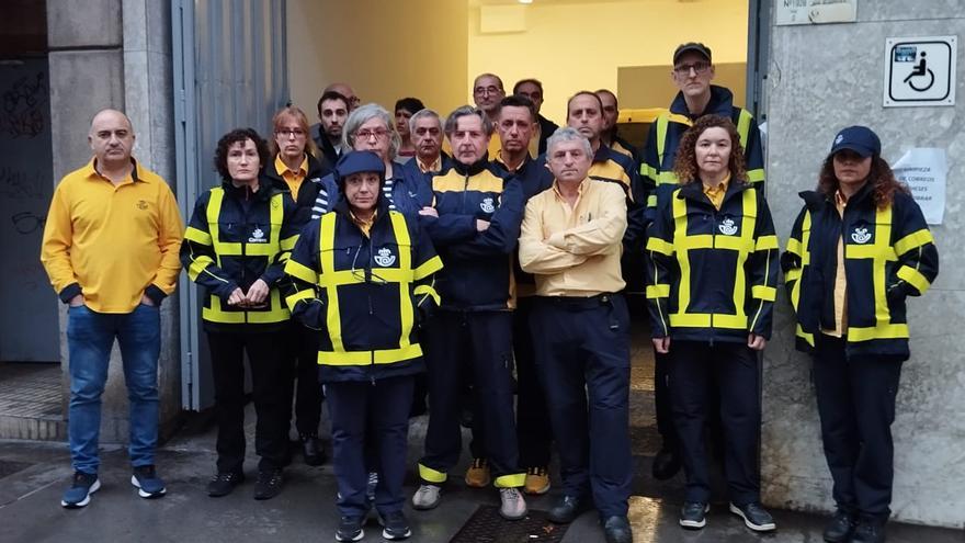 Los compañeros en Correos de la víctima del crimen de Fomento guardan un minuto de silencio en su honor