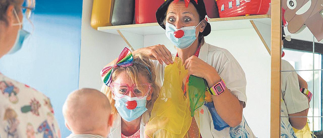 Dos payasas de la Sonrisa Médica.