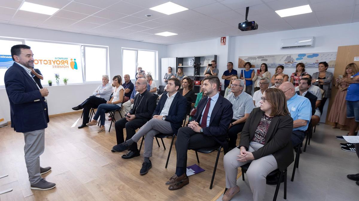 Un momento de la inauguración del nuevo local de Proyecto Hombre en Gandia.