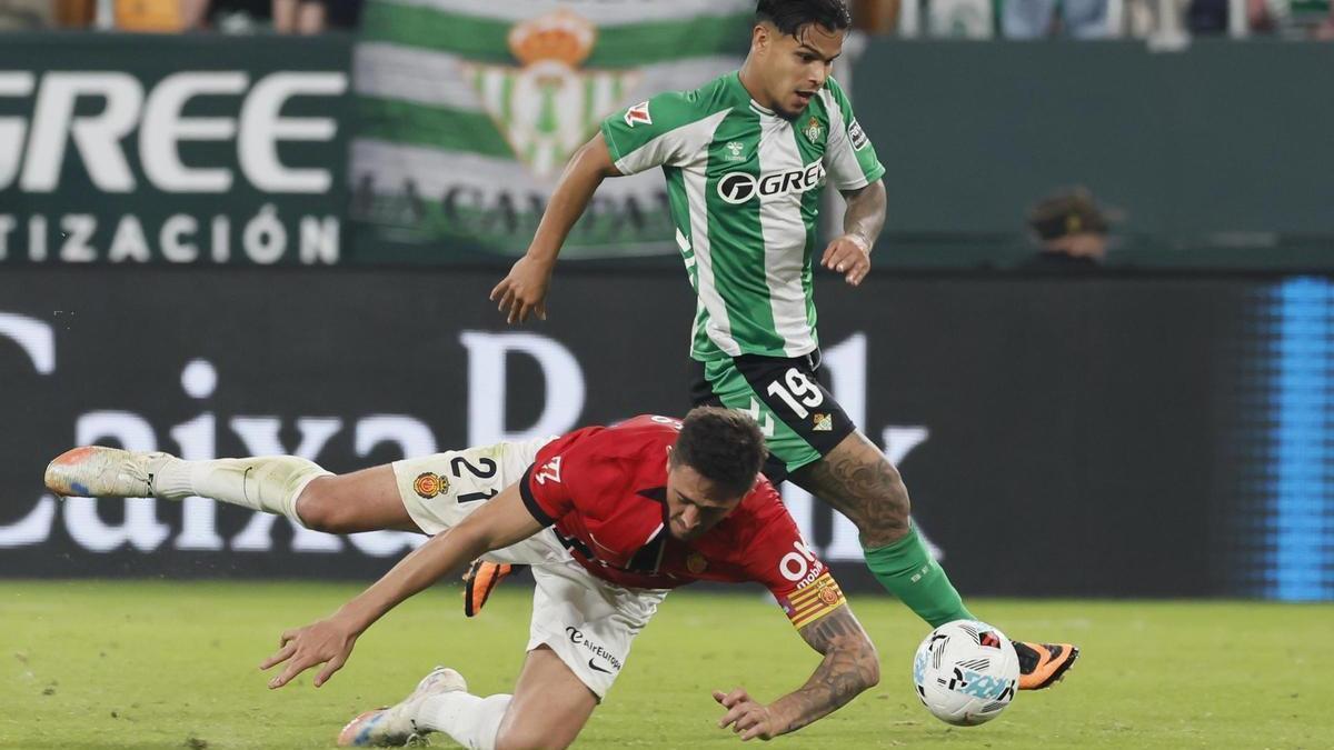 Antonio Raíllo cae al suelo tras chocar con Cucho Hernández.