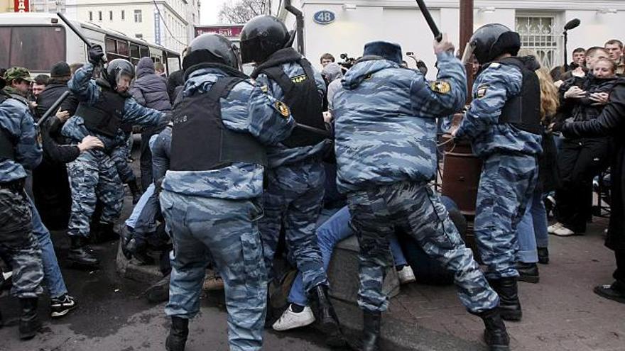 Agentes de policía rusos arrestan a los participantes en una manifestación nacionalista prohibida hoy martes 4 de noviembre de 2008 en Moscú. Alrededor de doscientas personas participaron en la manifestación en la que se gritaron lemas como &quot;Rusia para los rusos&quot; en la capital rusa.