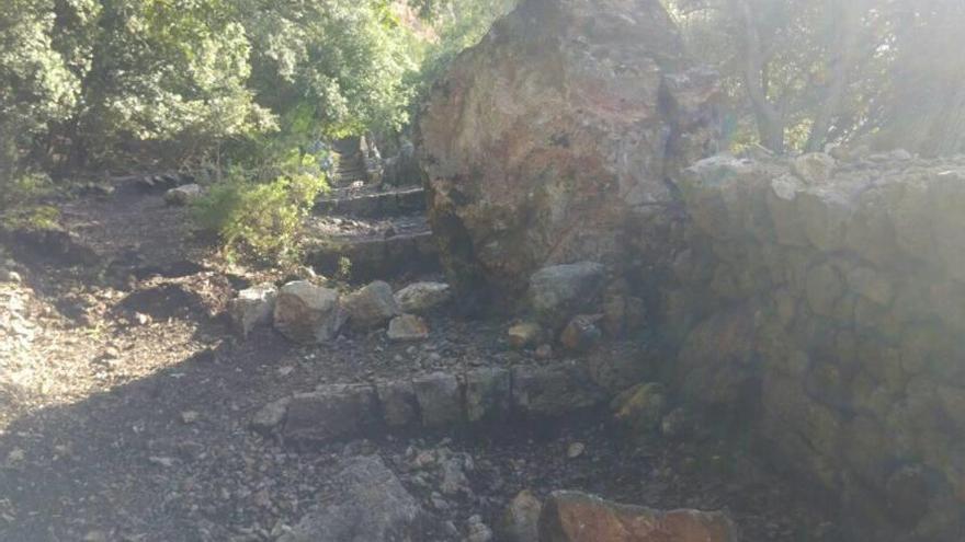 Se desprende una roca en el camino del castillo de Alaró