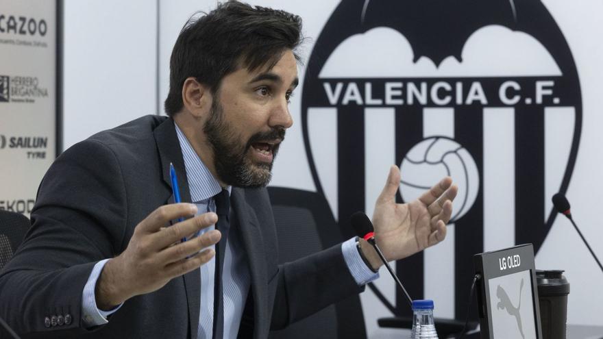 Solís, director corporativo del VCF, en su rueda de prensa de ayer.