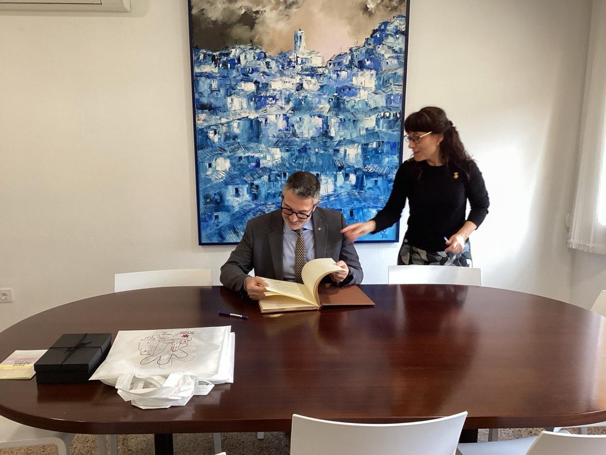 L'alcaldessa de Sant Joan les Fonts, amb el conseller Sàmper