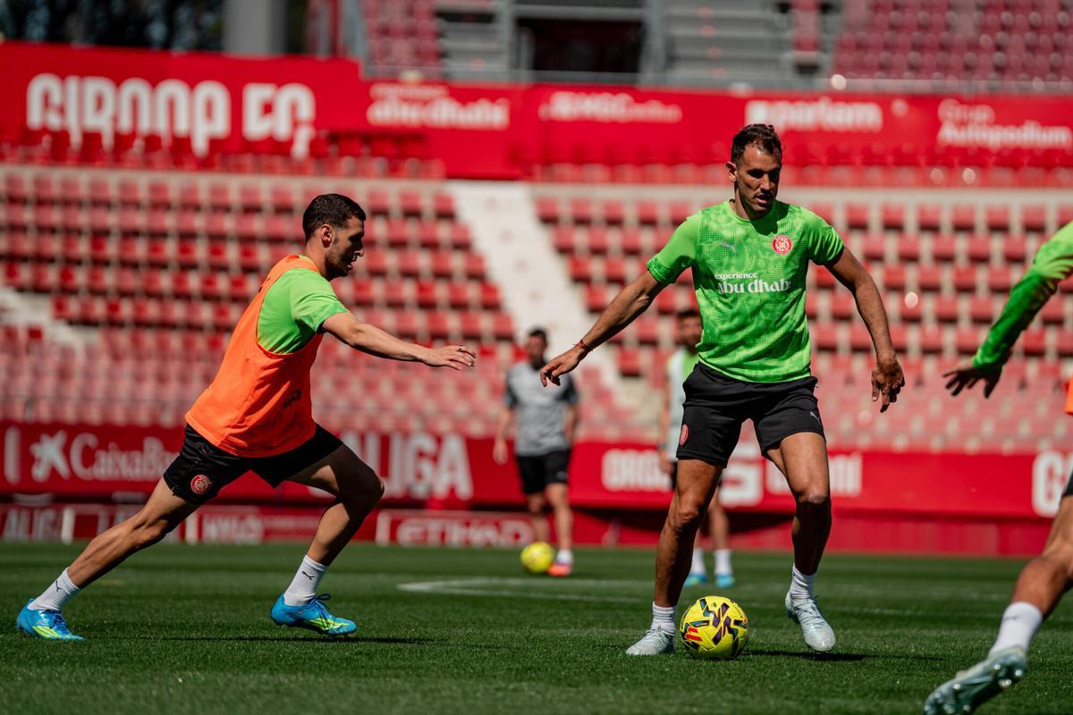 Cristhian Stuani, con el balón, en el último entrenamiento del Girona previo a la visita del Villarreal.