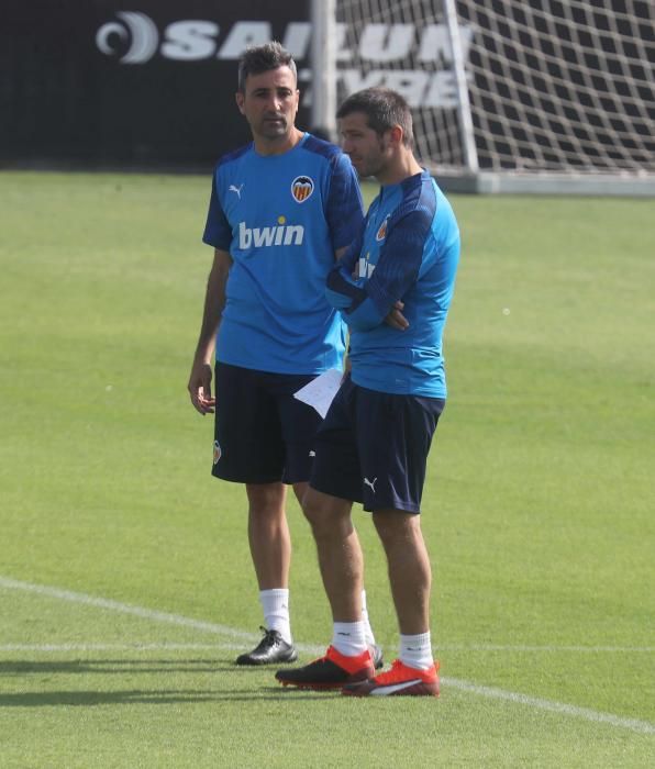 Anil Murthy, atento al entrenamiento del Valencia