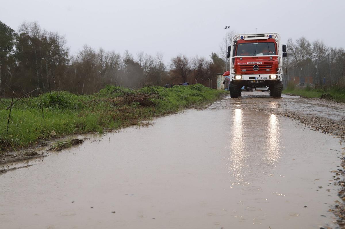 Vecinos y bomberos mantienen la vigilancia sobre el cauce del Guadalquivir a su paso por la barriada de Majaneque. Córdoba, España, 4 de febrero de 2026.