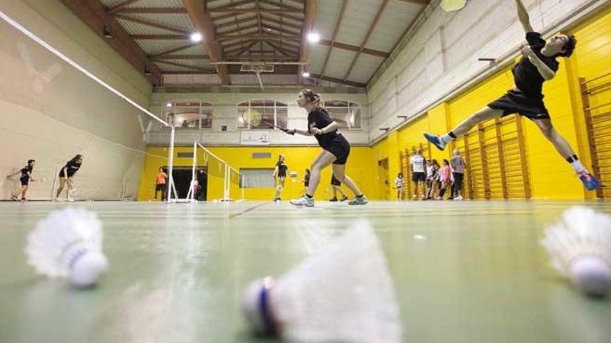 Imagen de un entrenamiento del Club Bádminton Palma en el Germans Escalas.