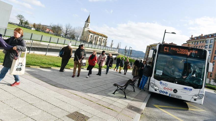 Usuarios del autobús urbano en el entorno del HUCA.