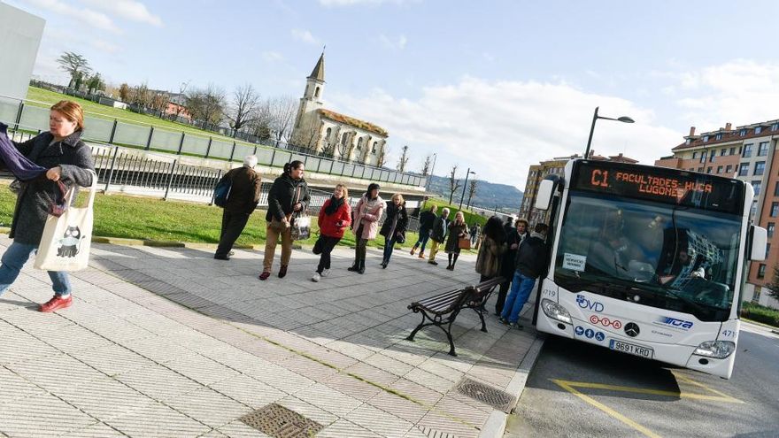 Usuarios bajándose del autobús en el HUCA durante una de las jornadas de huelga.