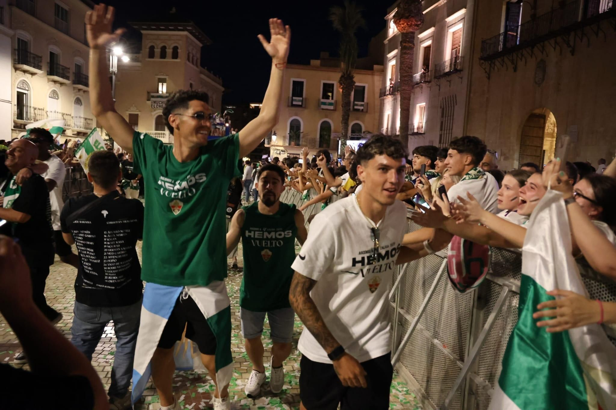 El Elche CF celebra el ascenso a Primera con una rúa en autobús hasta la Plaça de Baix