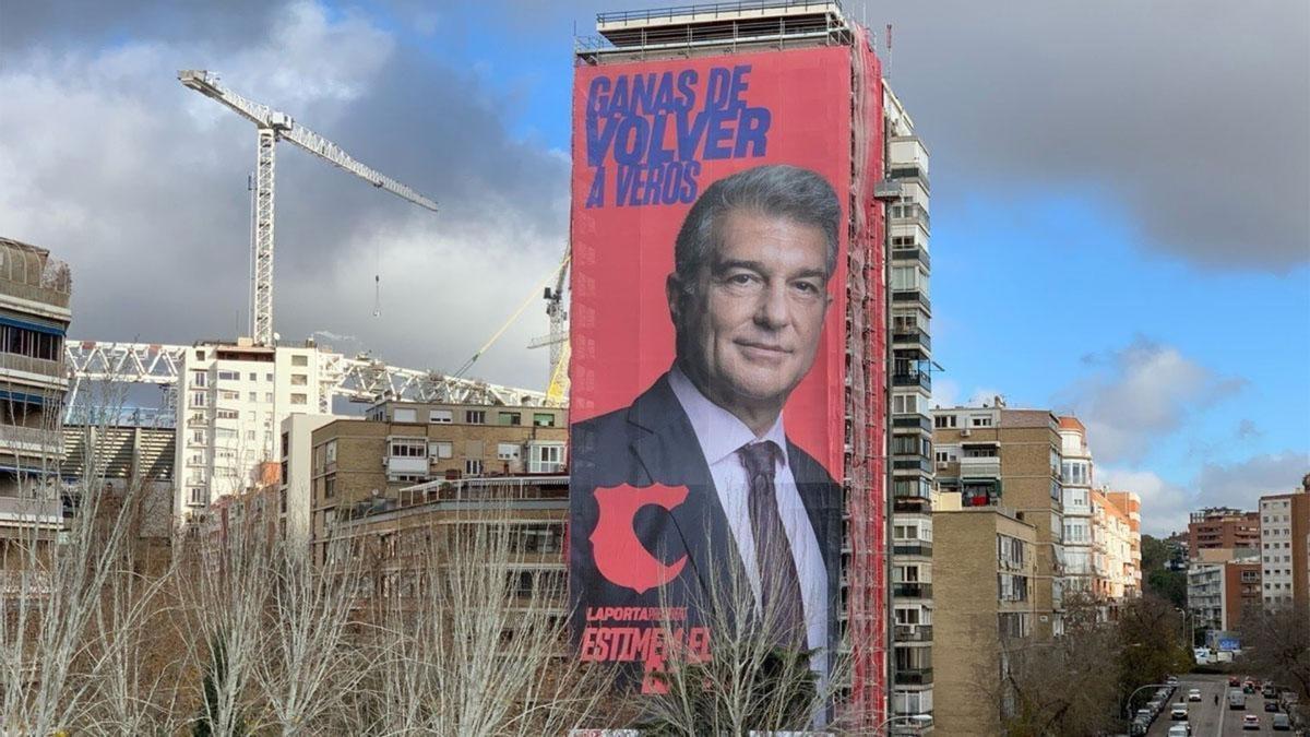 La lona de Joan Laporta en la campaña de 'Estimem el Barça' en 2021