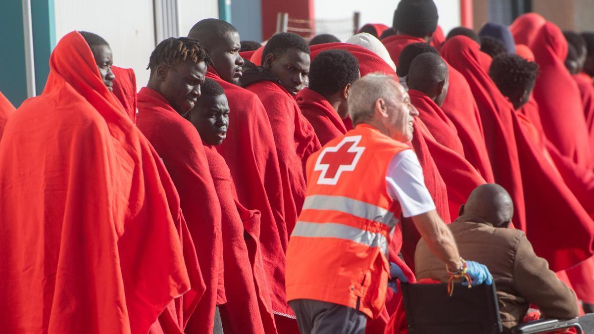 Rescatan a 45 inmigrantes en una neumátrica en Fuerteventura, con varios menores entre los rescatados