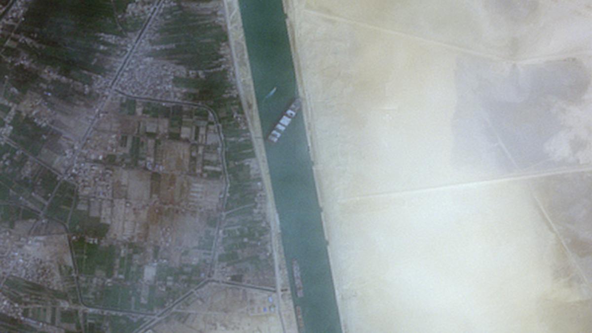 Imagen del buque que obstruye el Canal de Suez.