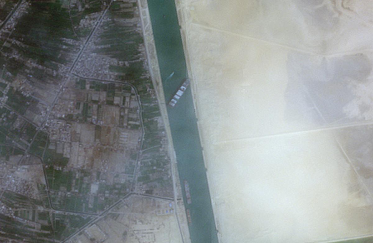 Imagen del buque que obstruye el Canal de Suez.