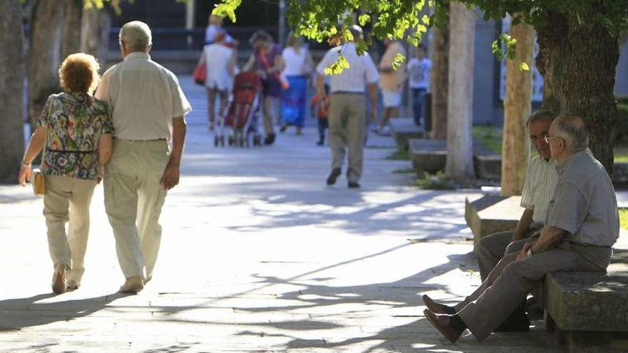 Mayores en la plaza de Bispo Cesáreo de Ourense. // Jesús Regal