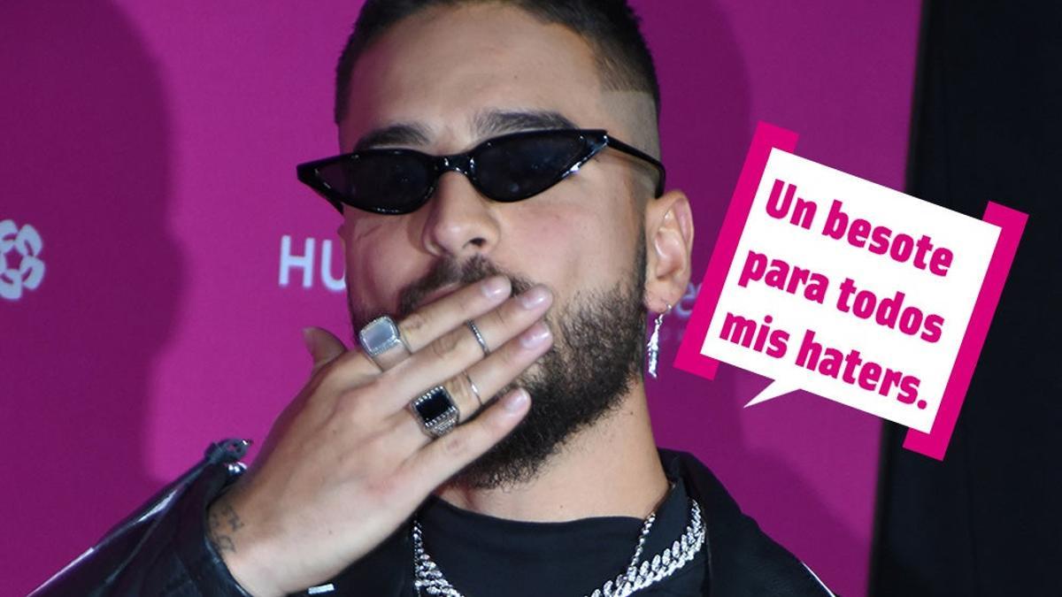 Maluma lanzando un beso con la mano a todos sus haters y con gafas de sol de rabo de gato