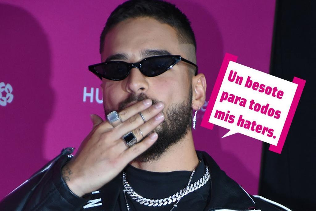 Maluma lanzando un beso con la mano a todos sus haters y con gafas de sol de rabo de gato