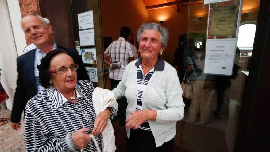 Pilar Muñiz, Maruja Badallo y, detrás, Guillermo Laine, antes de empezar el encuentro.