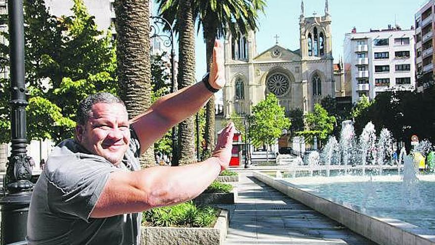 Juan Carlos Heredia, el hombre más fuerte de España, ayer, en Begoña, dispuesto a «mover» la iglesia de San Lorenzo.