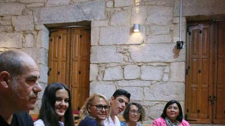 Jairo, con su madre y hermana y los ediles M. Troncoso, C. Fernández y C. Garrote, ayer en el salón de plenos del Concello de Ponteareas. // A. H.