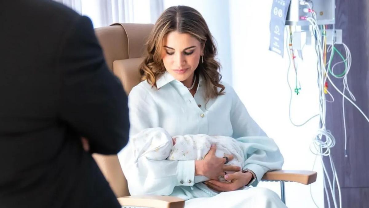 Rania de Jordania con su nieta, la princesa Imán